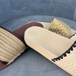 Pantofole piatte in plastica con cinturino intrecciato da donna con accenti in metallo Sole simili a paglia multicolori per interni - Product Image 5