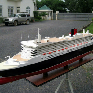 Maquette de transatlantique Queen Elizabeth 2 en bois, modèle de navire nautique blanc, noir et rouge, décoration d'intérieur GIA NHIEN CO. LTD CS0005P - Product Image 1