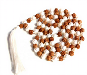 Collar de 108 cuentas Mala de Rudraksha natural y perlas de agua dulce, anudado a mano para meditación y yoga, regalo espiritual unisex - Product Image 1