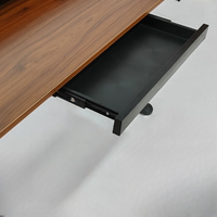 Bureau d'ordinateur moderne et spacieux avec étagère de rangement, table d'écriture pour le bureau à domicile, pour l'étude et le travail