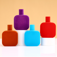 Flacon de parfum carré en verre souple, finition velours floqué, couvercle sphérique, contenant olfactif artistique unique