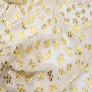 Proveedor Chino, Tela de Georgette de Seda con Lurex, Brillante, Dorada, con Pequeñas Flores Metálicas, para Vestidos de Mujer, Niños, Trajes, Saris y Velos - Product Image 3