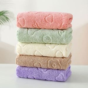 Serviette en velours corail, directement de l'usine, douce, absorbante, couleur unie, gaufrée, design multifonctionnel, pour adulte, tissée, antimicrobienne - Product Image 1