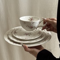 Assiettes en porcelaine florales rétro françaises, bordure perlée en relief, imprimé rose rose, ensemble de tasses en céramique pour banquet et événements