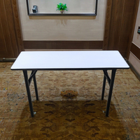 Table de banquet rectangulaire pliable avec structure en métal et plateau en contreplaqué PVC - Durable pour les hôtels et les mariages