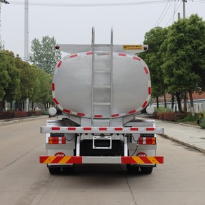 Camion-citerne HOWO 4x2 12000L pour le transport de carburant avec distributeur gradué pour le ravitaillement commercial - Product Image 4