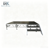 Scène d'événement extérieur avec escalier, plateforme modulaire, scène de concert