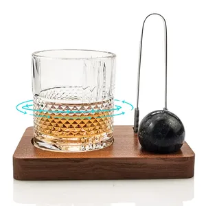 批发不倒翁现代水晶压花创意葡萄酒饮料威士忌旋转玻璃威士忌石头球冰带木托盘