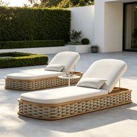 Chaise longue contemporaine en rotin tressé pour l'extérieur avec coussin moelleux pour villa, restaurant, piscine, jardin, plage, terrasse