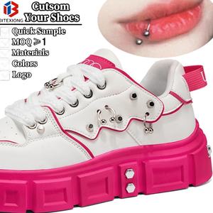 Chaussures personnalisées avec clous décoratifs, baskets punk métalliques style streetwear, chaussures de papa sur mesure à semelle épaisse pour hommes - Product Image 1