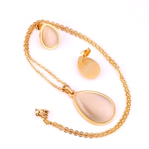 ชุดเครื่องประดับชุบทอง 18K ขายดีอันดับต้นๆ สำหรับผู้หญิง ชุดเครื่องประดับหินสีรุ้งทันสมัยสำหรับงานปาร์ตี้ ต่างหูแบบห้อยไม่หมอง - Product Image 5