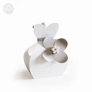 White Color Special Paper Luxury Wedding Candy Box With Flower And pearl For Chocolate Packaging