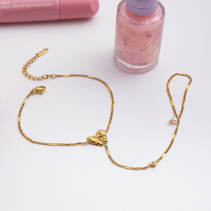 สร้อยข้อมือรูปผีเสื้อ ชุบทอง 18K สายสแตนเลส ประดับมุกและเพชร ของขวัญเครื่องประดับ - Product Image 2