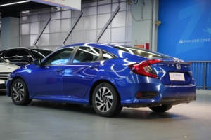 Honda <span class=keywords><strong>Civic</strong></span> <span class=keywords><strong>2018</strong></span> 220TURBO CVT Luxe Berline 4 portes 5 places 1.5T Turbo L4 CVT 177 ch R17 Sièges électriques foncés Arrière NEDC 5.4L/100km - Product Image 4