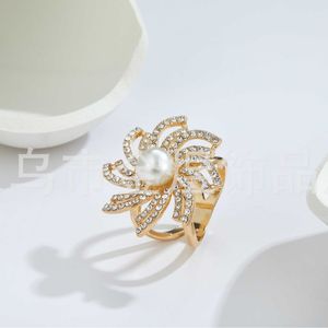 Clip de foulard en perles d'eau douce et strass pour femme, broche de soirée en alliage de zinc sertie de strass SK007 - Product Image 4