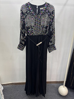 Robe longue plissée élégante à col en V brodée de perles, ceinture définie à la taille, style musulman, pour fabricants de vêtements
