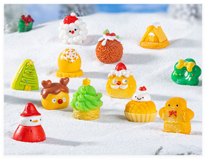 Vente en gros de sac aveugle en résine figurine de dessin animé de charme de bricolage gâteau de Noël biscuit à collectionner ornement de Noël pour le jardin - Product Image 3