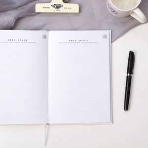 Journal de réflexion personnalisé avec logo – <span class=keywords><strong>Un</strong></span> siège à la table – Cahier de foi guidé à couverture rigide – Édition Saison 1 - Product Image 2