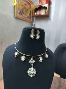 ชุดจี้ทองเหลืองกันหมองสำหรับงานแต่งงานของผู้หญิงอินเดีย ประดับด้วยหินธรรมชาติ ผลิตด้วยมือ ขายส่ง - Product Image 3