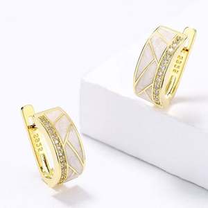 ต่างหูแบบห่วงชุบทอง 18K ประดับเพชรซิคอน ดีไซน์เรขาคณิต ทำด้วยมือเคลือบสีขาว สำหรับผู้หญิง เหมาะเป็นของขวัญสำหรับงานปาร์ตี้ - Product Image 4