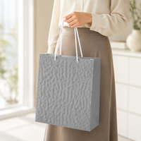 Sac en papier gaufré de luxe prêt à commander avec poignée en corde, service de logo personnalisé, fond durable pour emballage cadeau de magasin de vêtements