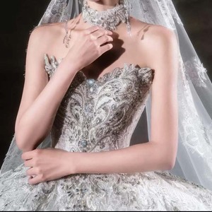 Hz019 Impresionante Vestido de Novia Blanco Plateado con Escote Corazón, Cristales, Capa, Mangas con Flecos y Cola Brillante Jancember - Product Image 5