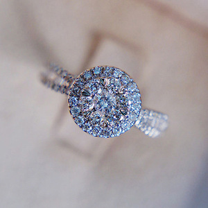 Anello di fidanzamento rotondo con zirconi per donna, elegante gioiello da dito alla moda - Product Image 5