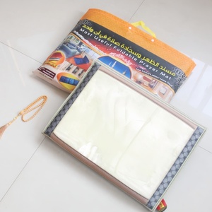 Tapis de prière musulman en flanelle tissée, lavable, avec dossier intégré à design arqué, adapté à la maison et au camping - Product Image 1