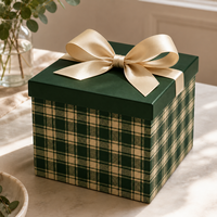 Boîte cadeau de luxe vert foncé à carreaux avec couvercle et base, ruban en satin, motif tartan, boîte d'emballage rigide en carton pour vêtements