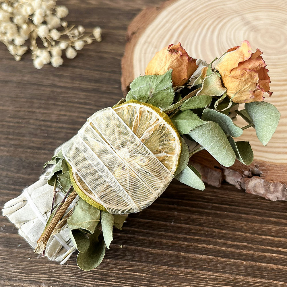 Sauge blanche + tranches de citron vert + feuilles d'eucalyptus + rose