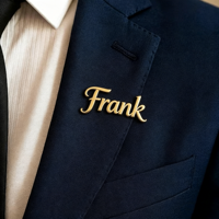 Broche personnalisée populaire décorative de luxe avec logo en relief 3D, lettre dorée, badge de costume, épinglette creuse en émail souple pour vêtements homme et femme