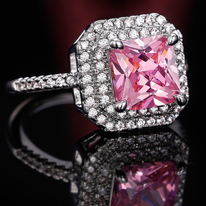 Bague de fiançailles pour femme F1428, diamant rose fantaisie naturel taille princesse avec halo de diamants latéraux couleur D - Product Image 4
