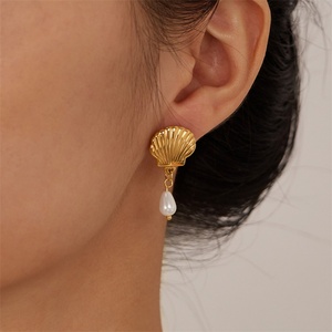 Boucles d'oreilles clous élégantes et délicates pour femme, en acier inoxydable plaqué or, avec pendentif perle et coquillage - Product Image 2