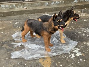 OEM grinçant parodie grande statue géante <span class=keywords><strong>de</strong></span> <span class=keywords><strong>chien</strong></span> qui aboie pondéré en peluche vrai <span class=keywords><strong>chien</strong></span> animal noir en peluche berger alleman - Product Image 4