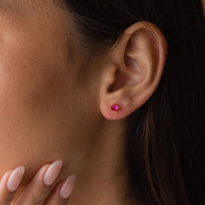 Pendientes de Botón con Circonita, Piedra de Nacimiento |   Joyería de Piedra Natalicia Redonda de Circonita Cúbica en Acero Inoxidable Chapado en Oro de 18K PVD |   Hipoalergénico, Impermeable - Product Image 4