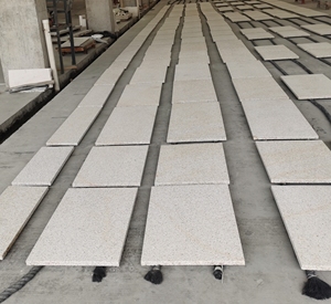 Piastrelle in Granito G682 Giallo a Prezzo di Fabbrica, Pietra Arrugginita Tagliata su Misura per Pareti e Pavimenti, Pietre per Pavimentazione Carrabile - Product Image 3