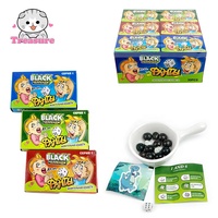Zwarte bubblegumbal met dobbelsteenspel en sticker, fruit smaak, grappig snoepgoed