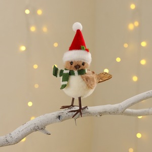 Vente en gros de décorations de Noël 2025, figurines d'oiseaux en peluche mignonnes avec mini-chapeaux et écharpes. - Product Image 4