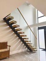 Kit d'escalier flottant préfabriqué à cantilever avec support mural pré-soudé, marches en chêne et système de garde-corps en verre