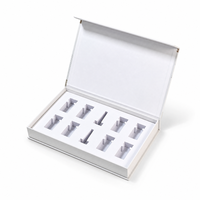 Boîte cadeau rigide en forme de livre magnétique blanche personnalisée avec insert en mousse EVA à 10 cavités pour l'emballage d'échantillons cosmétiques en flacon en verre