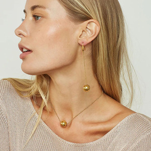 Collar con colgante de bola de acero inoxidable, cadena tipo caja, diseño geométrico unisex, tono dorado - Product Image 3