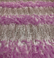 Tissu en tulle à paillettes verticales couleur or champagne personnalisé avec dentelle de plumes d'autruche blanches superposées pour robe de mariée de défilé