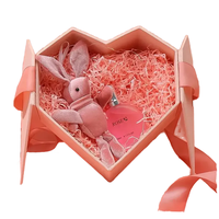 Kotak Hadiah Kertas Kraft Berbentuk Hati Warna Merah Muda yang Dapat Disesuaikan, Terbuat dari Bahan Daur Ulang PPWR, Berorientasi Embossed, untuk Hadiah Valentine, Ulang Tahun, dan Pesta.