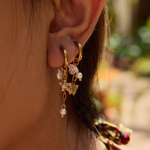 Pendientes de Aro con Perlas, Colgante de Mariposa y Estrella en Tono Dorado con Circonita y Perla para Uso Diario - Product Image 3