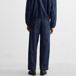 Jeans larghi blu scuro su misura semplici ma non semplicistici mostrano il fascino spensierato ed elegante degli uomini - Product Image 2