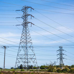 Tour de transmission d'énergie 110 kV en acier galvanisé résistant à la corrosion pour les projets de construction de réseaux électriques et de réseaux nationaux - Product Image 1