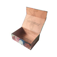 Boîte magnétique pliable haut de gamme avec impression artistique couleur intégrale et gaufrage, personnalisable avec votre marque, pour l'emballage de vêtements et de produits de beauté