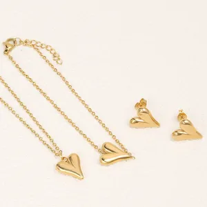 Simple18k Pvd Plaqué Or Acier Inoxydable Amour en forme de Coeur Design Haut de Gamme Collier Bracelet Boucles D'oreilles Ensemble de Trois Pièces pour Femmes - Product Image 1