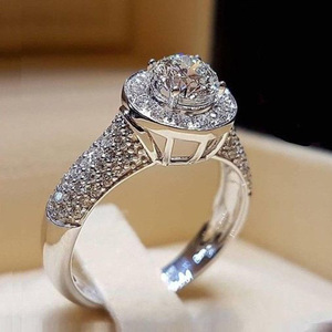 Anello con Cristallo Taglio Rotondo Grande per Donne, Elegante Accessorio Moda per Uso Quotidiano e Feste - Product Image 3