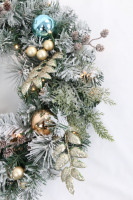 Guirlande de Noël floquée de neige avec des ornements dorés et turquoise - Guirlande de pin pré-décorée avec des lumières LED chaudes pour la décoration de porte de vacances
